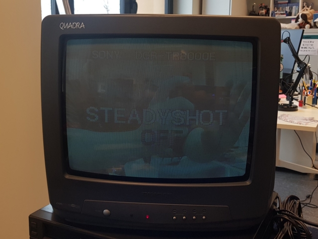 Stary telewizor i podłączona do niego kamera analogowa.