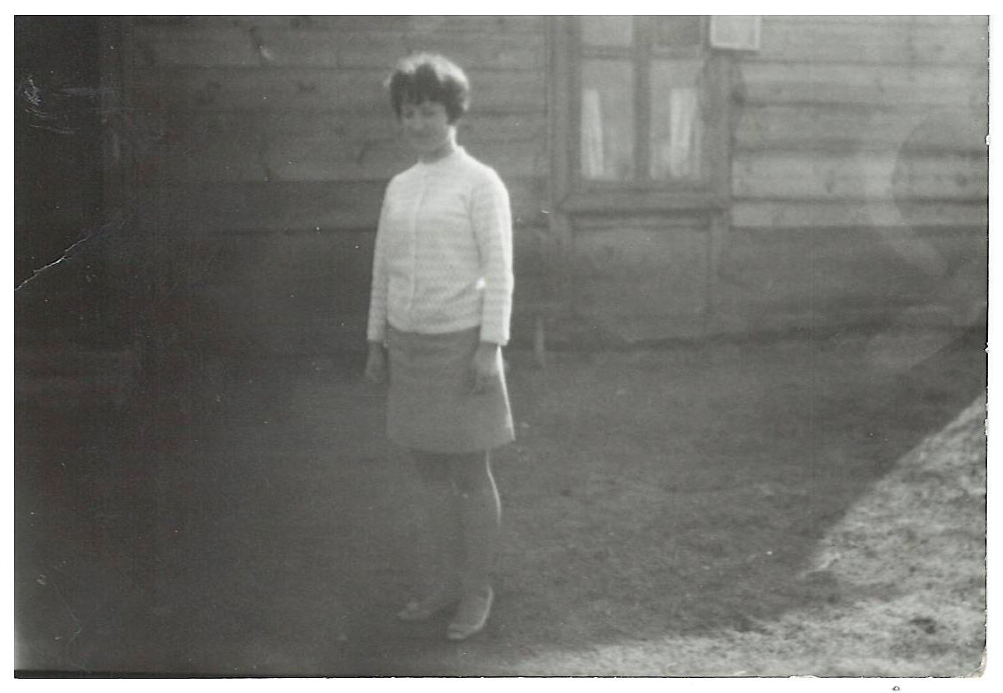Teresa Frączyk na tle domu, lata 60-te