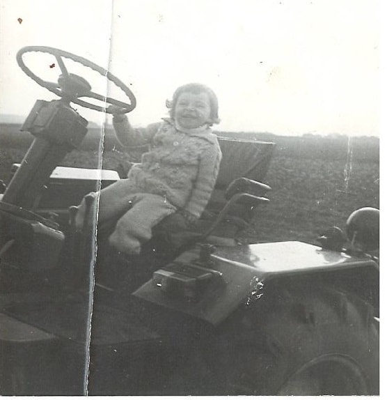 zdjęcie roześmianego dziecka na traktorze