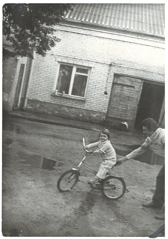 zdjęcie przedstawiające naukę jazdy na rowerze