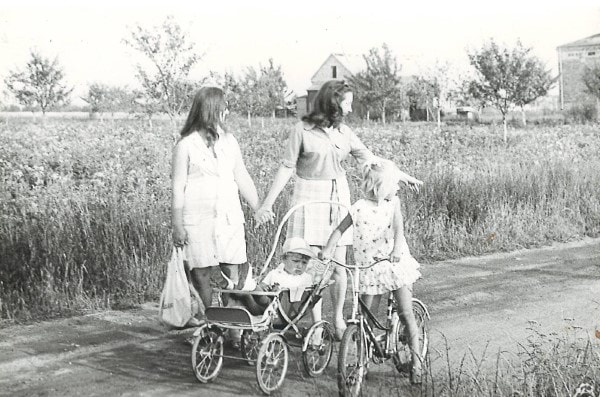stara fotografia przedstawiająca kobiety z dziećmi na spacerze