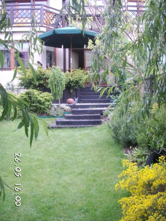zdjęcie przedstawiające wyjście na ogródek za domem