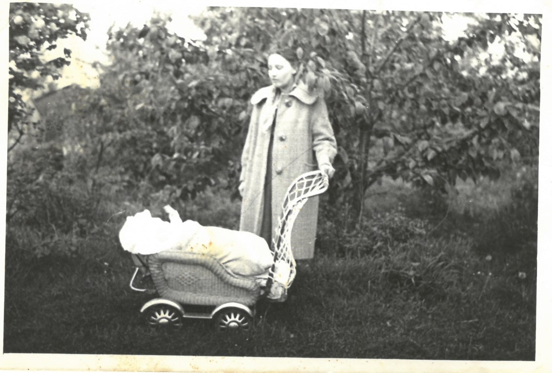 W sadzie, rok 1958