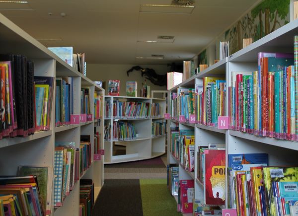 Oddział dla dzieci i młodzieży - półki z książkami