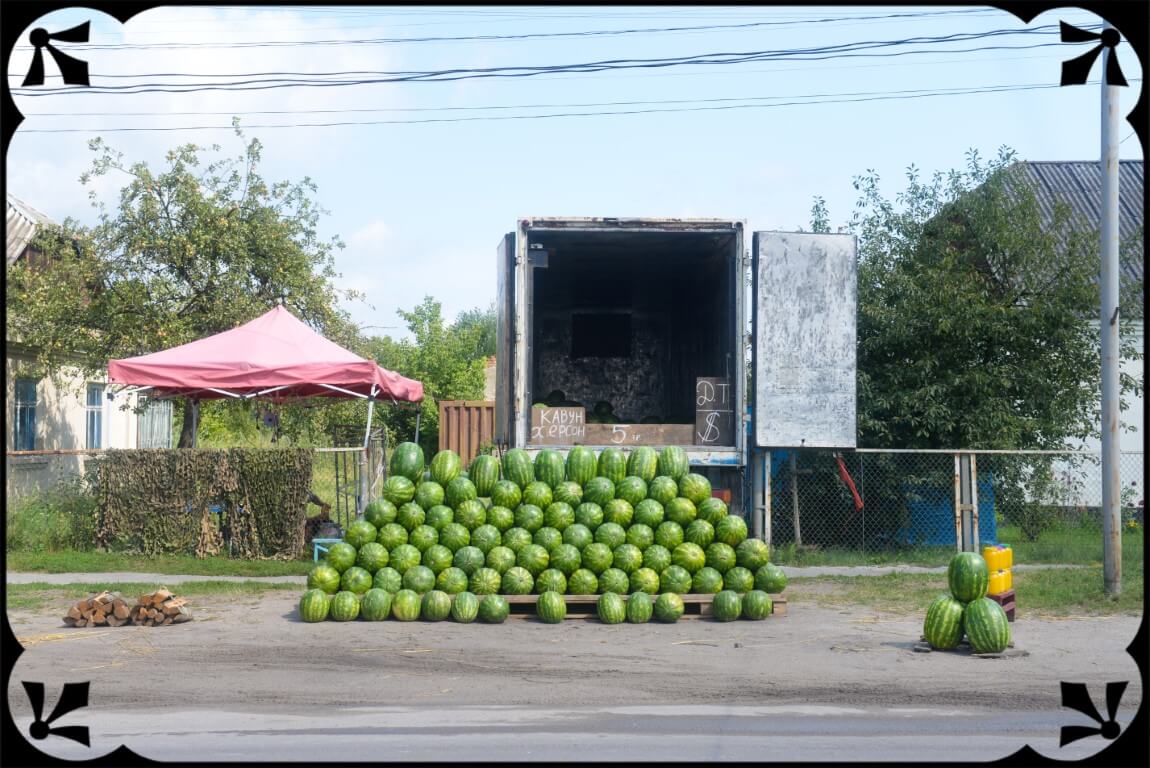 Ukraina sprzedaż arbuzów przed domem, fot. Piotr Michalski