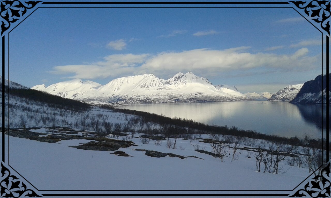 Norwegia Północna, widok na wyspę Kågen z wyspy Uløya
