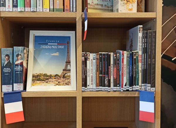 Wystawka książek w ramach promocji literatury francuskiej