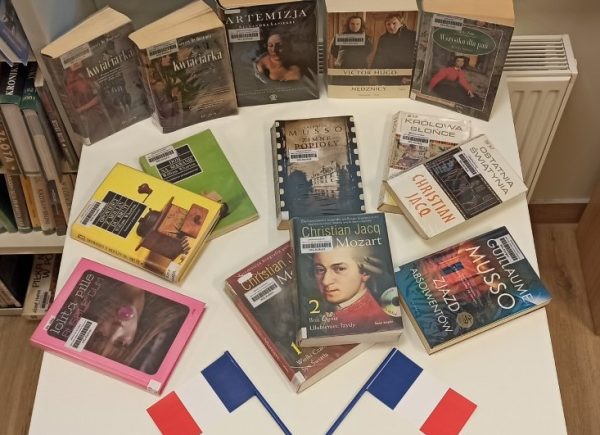 Wystawka książek w ramach promocji literatury francuskiej