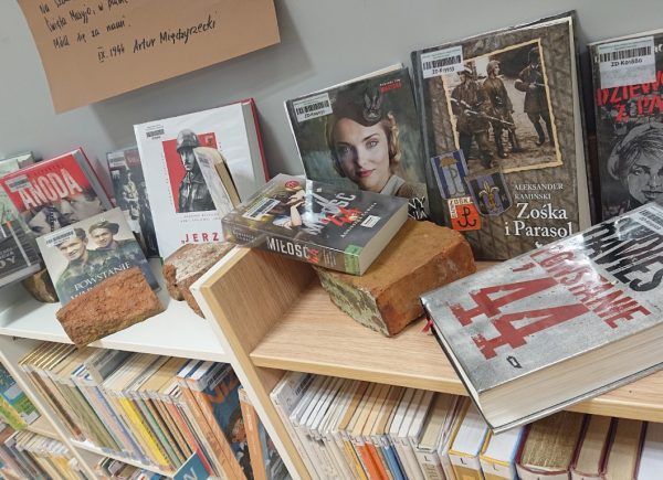 Wystawka książek dotyczących Powstania Warszawskiego