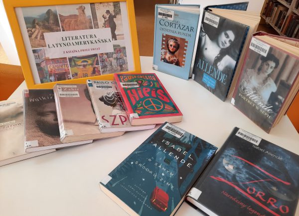 Wystawka książek bibliotecznych w ramach promocji literatury latynoamerykańskiej