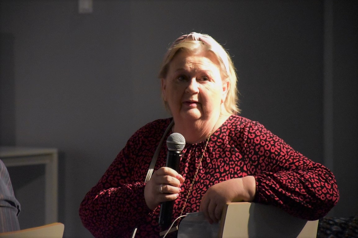 Małgorzata Szturomska z mikrofonem podczas spotkania.