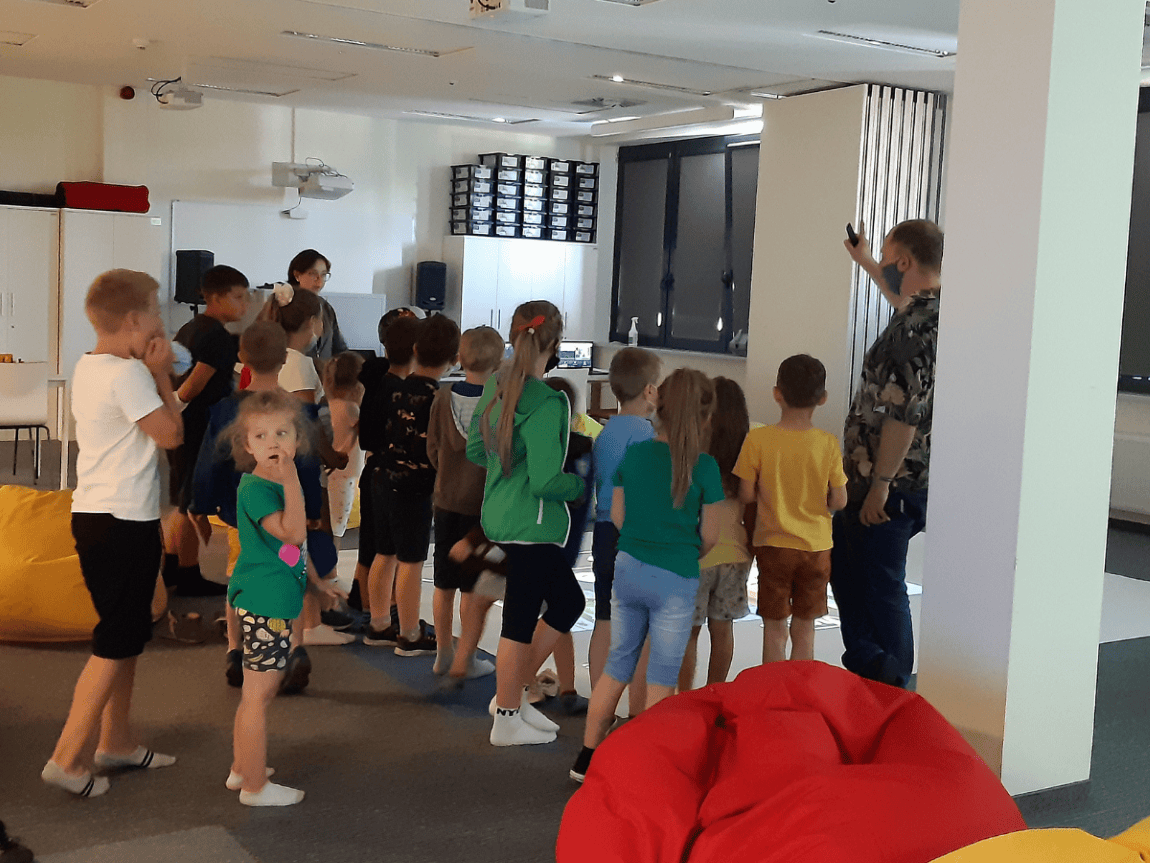 Dzieci zwiedzają Multicentrum
