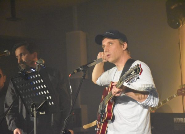 Na scenie stoi Pablopavo z gitarą.