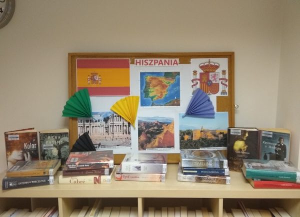 Wystawka książkowa w bibliotece dotycząca miesiąca poświęconego literaturze i kulturze Hiszpanii