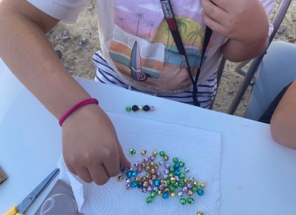 Dziewczynki robią bransoletki z koralików