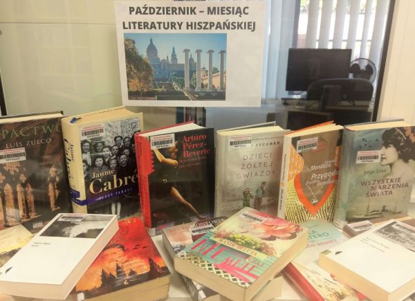 Wystawka książkowa w bibliotece dotycząca miesiąca poświęconego literaturze i kulturze Hiszpanii