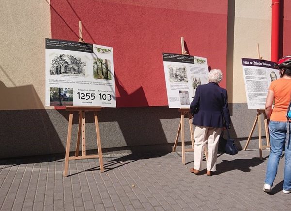 Wystawa dotycząca historii biblioteki w Zalesiu Dolnym
