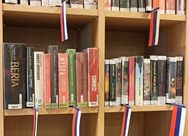 Wystawka książkowa w bibliotece z okazji miesiąca promującego literaturę i kulturę Rosji