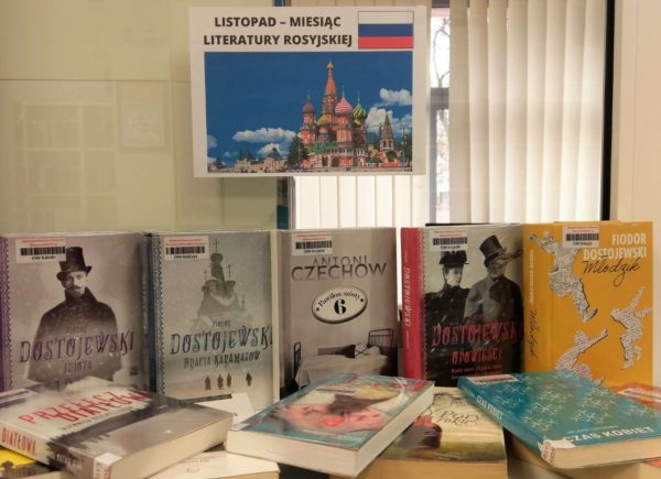 Wystawka książkowa w bibliotece z okazji miesiąca promującego literaturę i kulturę Rosji