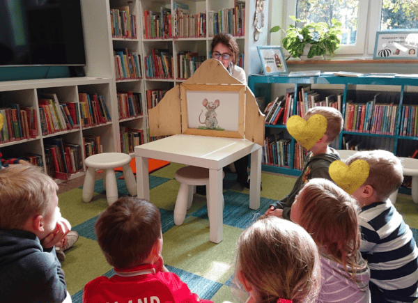 Pani bibliotekarka czyta historię myszki Pipi
