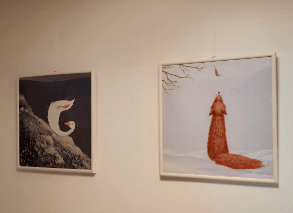 Zdjęcie przedstawia ilustracje z wystawy "Abecadło"- gęś i lisa.