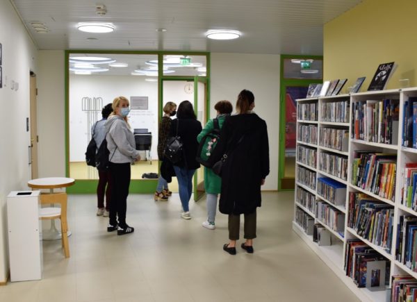 Zdjęcie przedstawia uczestniczki projektu PO WER. Kobiety zwiedzają bibliotekę w Töölö.