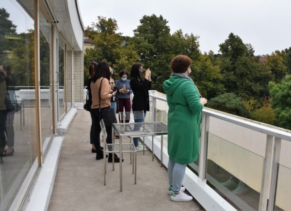 Zdjęcie przedstawia uczestniczki projektu PO WER. Kobiety zwiedzają bibliotekę w Töölö.
