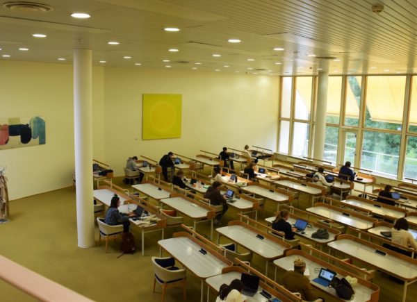 Na zdjęciu widać czytelnię biblioteki w Töölö.