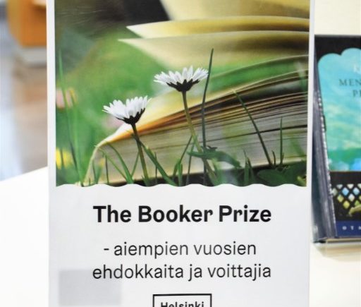 Na zdjęciu widać plakaty znajdujące się w bibliotece w Töölö.