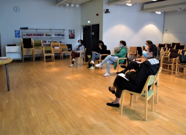 Fotografia przedstawia uczestniczki programu PO WER. Kobiety siedzą na krzesłach.