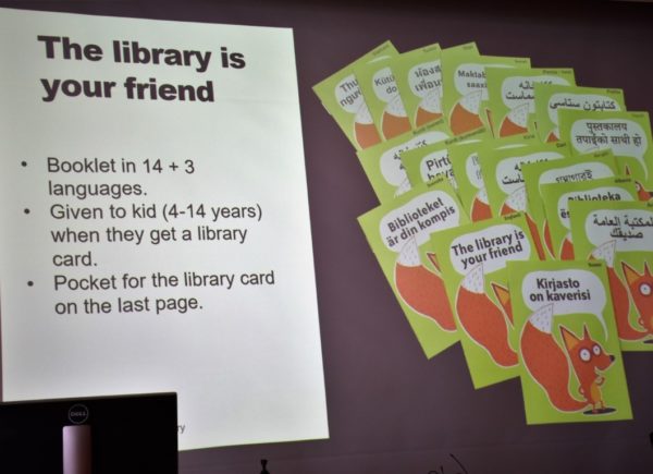 Zdjęcie przedstawia plakat informacyjny w bibliotece głównej Helsinek: Pasila Library oraz Multilingual Library.