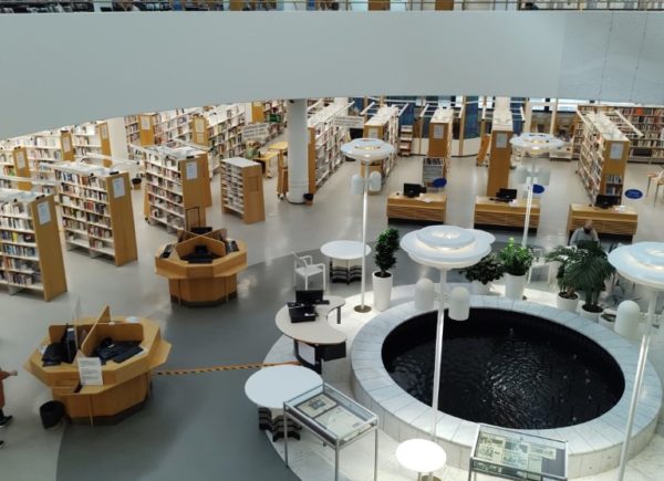 Zdjęcie przedstawia regały z książkami w bibliotece głównej Helsinek - Pasila Library oraz Multilingual Library.