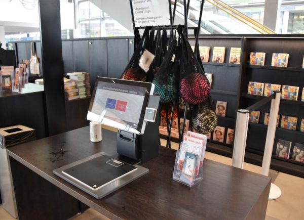 Zdjęcie ukazuje maszynę, dzięki której można samodzielnie wypożyczyć książkę.