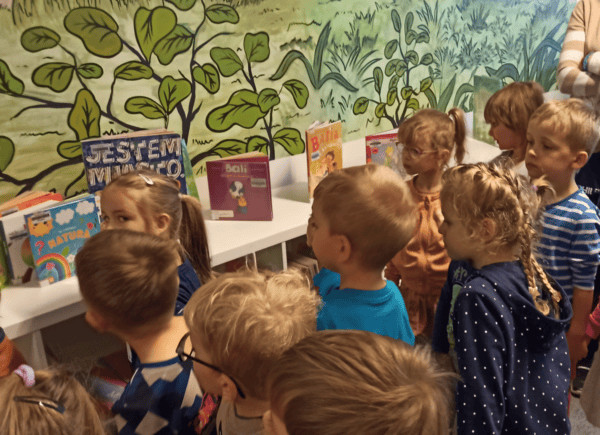 Dzieci zwiedzają Oddział dla dzieci