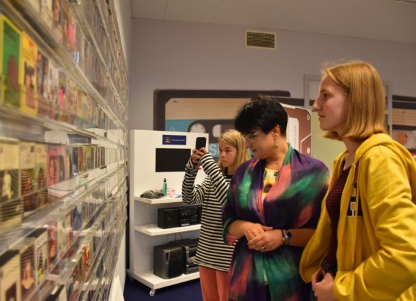 Uczestnicy warsztatów w przerwie warsztatów oglądają ekspozycję w Muzeum Kaset