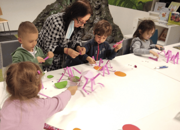 Dzieci tworzą papierowe pajączki
