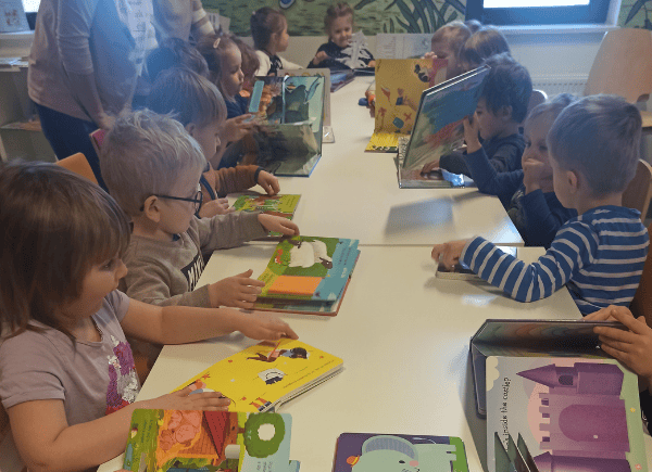 Dzieci oglądają książeczki sensoryczne