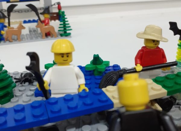 Ludziki lego zaaranżowane w scenkę związaną z koleją