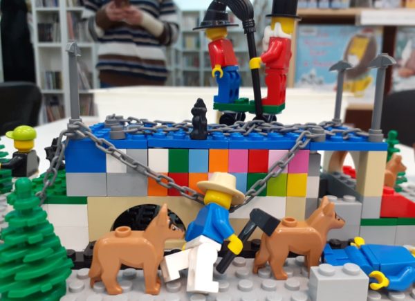 Ludziki lego zaaranżowane w scenkę związaną z koleją