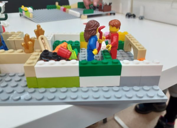 Ludziki lego zaaranżowane w scenkę związaną z koleją