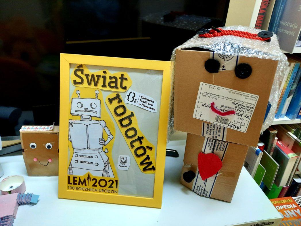 Wystawka robotów w filii Głosków - związana z zabawą plastyczną dla dzieci z okazji Roku Lema