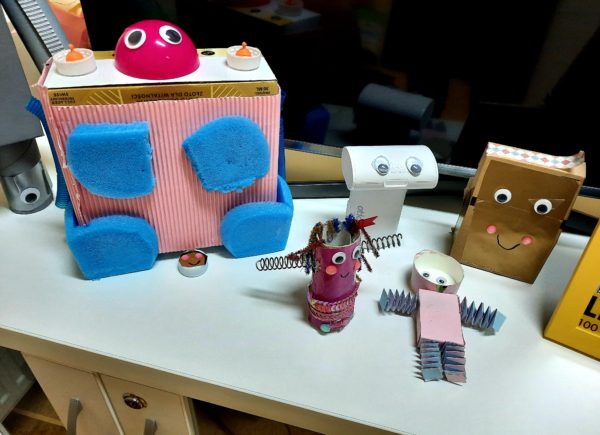 Wystawka robotów w filii Głosków - związana z zabawą plastyczną dla dzieci z okazji Roku Lema