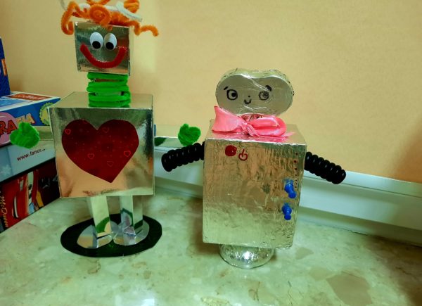 Wystawka robotów w filii Głosków - związana z zabawą plastyczną dla dzieci z okazji Roku Lema