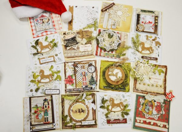 Wystawa gotowych prac - na stole znajdują się wykonane własnoręcznie kartki świąteczne