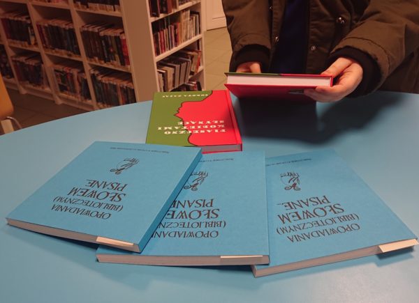 Czytelniczka wybiera książkę w ramach prezentu mikołajkowego od biblioteki
