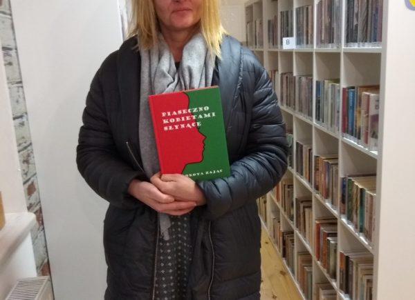 Kobieta z prezentem książkowym od biblioteki