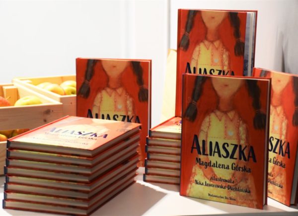 Stos książek Magdaleny Górskiej "Aliaszka".