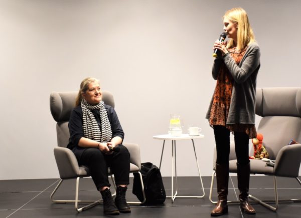 Na scenie na fotelu siedzi ilustratorka książek Nika Jaworowska-Duchlińska. Po jej prawej stronie z mikrofonem w ręku stoi Magdalena Górska.