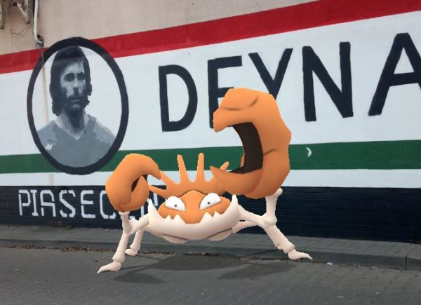 Pokemon przy muralu