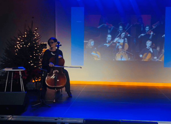 Pani Olena Zhurova-Tsolka gra na wiolonczeli